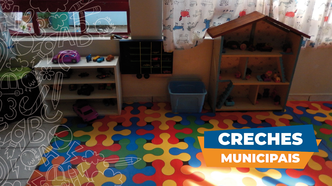 Banner horizontal. Ao fundo, foto de uma sala de creche, com tapete colorido, prateleiras e brinquedos. À frente, na lateral esquerda, há uma borda formada por desenhos, em marca d’água, de ícones relacionados à escola, todos na cor branca, como letras, números e lápis. No canto inferior direito, há o título “Creches municipais” destacado sobre dois retângulos, um azul e um laranja.