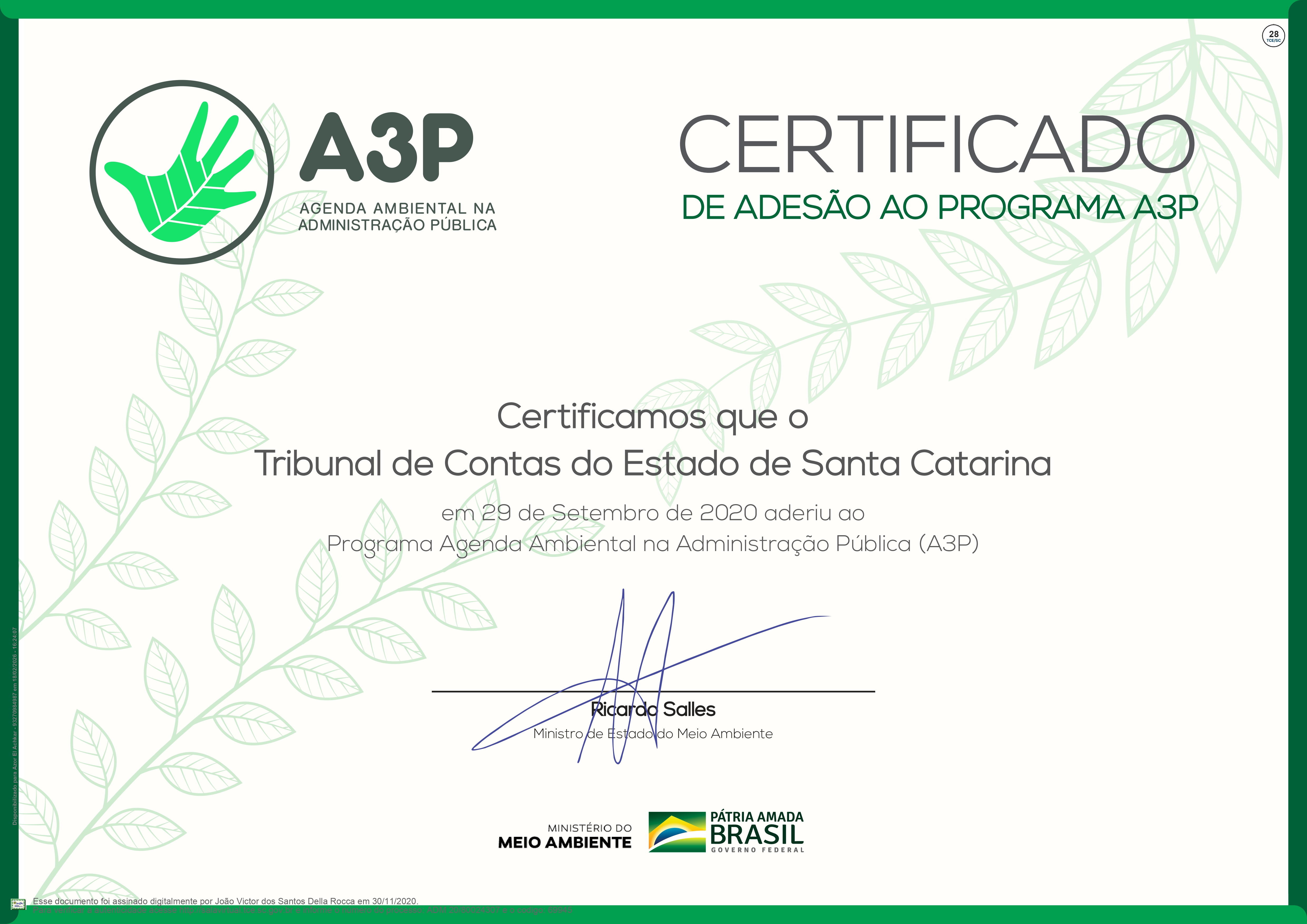 Imagem horizontal com fundo branco com o título 'Certificado de Adesão ao programa A3P' e o texto concedendo-o ao Tribunal de Contas do Estado de Santa Catarina no ano de 2020. Abaixo, assinatura de Ricardo Salles, ministro de Estado do Meio Ambiente.
