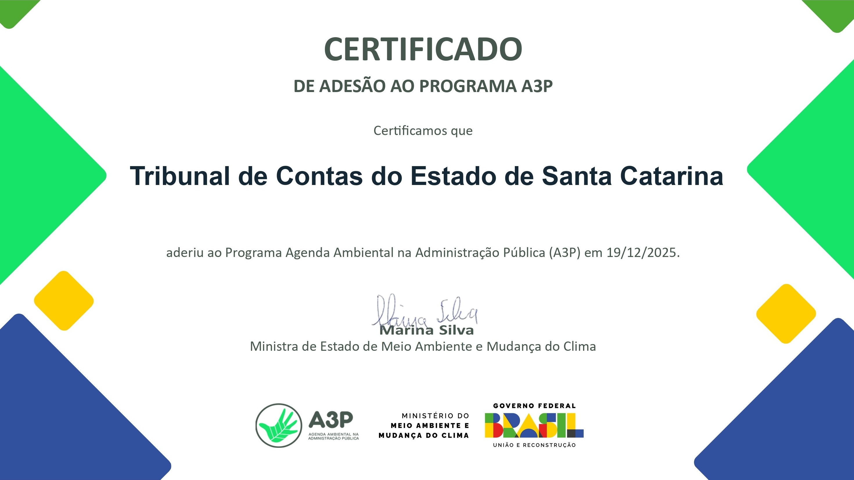 Imagem horizontal com fundo branco e borda lateral direita composta por triângulos e quadrados coloridos. Ao centro, o título 'Certificado de Adesão ao programa A3P' e o texto concedendo-o ao Tribunal de Contas do Estado de Santa Catarina no ano de 2025. Abaixo, assinatura de Marina Silva, ministra de Meio Ambiente e Mudança do Clima.