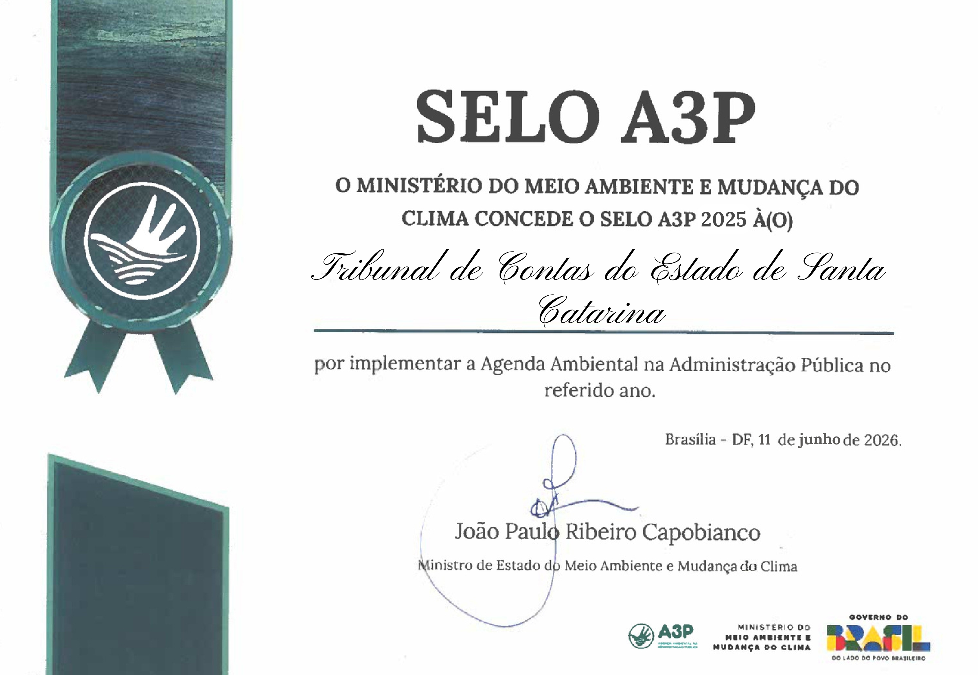 Imagem horizontal com fundo branco e borda lateral direita composta por triângulos e quadrados coloridos. Ao centro, o título 'Selo A3P' e o texto concedendo-o ao Tribunal de Contas do Estado de Santa Catarina no ano de 2025. Abaixo, assinatura de Marina Silva, ministra de Meio Ambiente e Mudança do Clima.