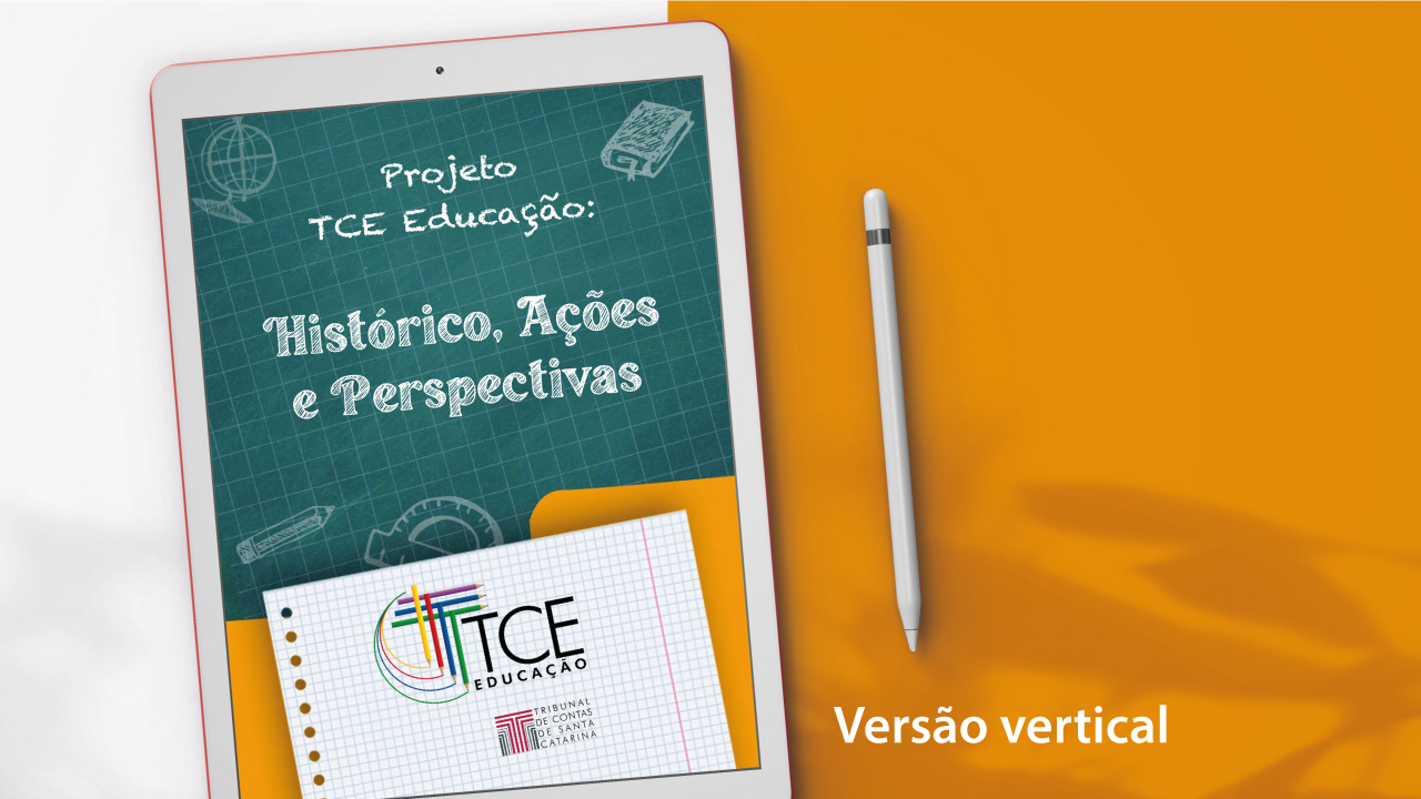 Banner branco e laranja. À esquerda, um tablet. Na tela, imagem com fundo verde-escuro quadriculado e com o texto “Projeto TCE Educação: Histórico, Ações e Perspectivas”, simulando a escrita com giz, e ícones relacionados à educação. Abaixo, sobre uma folha pautada, o logotipo do TCE Educação, composto pelo nome e por 7 lápis coloridos formando a letra T, e a logomarca do TCE/SC. Ao lado, há uma caneta touch branca e o texto Versão vertical. 