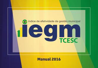 Banner horizontal com três faixas nas cores azul-escuro, amarela e verde. Ao centro, retângulo branco com o logotipo do Índice de Efetividade da Gestão Municipal, composto do referido texto, da sigla iegm, em azul-escuro, e TCESC, em verde. Acima da letra i, um círculo com a bandeira do Brasil e, ao lado, duas setas nas cores verde e amarela. Abaixo do retângulo, o texto Manual 2016 em fonte azul-escuro. 