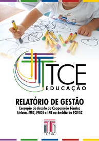 Banner vertical. Acima, imagem de uma criança desenhando com giz de cera em uma folha branca. Ao centro, o logotipo do TCE Educação, composto de lápis coloridos formando a letra T e do texto, em fonte preta. Abaixo, lê-se Relatório de Gestão, Execução do Acordo de Cooperação Técnica Atricon, MEC, FNDE e IRB, no âmbito do TCE/SC, em fonte preta. Na parte inferior central, a logomarca do TCE/SC. O banner tem bordas superior e inferior coloridas. 