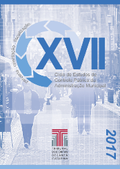 Banner vertical em tons de azul, quadriculado, com marca d'água de pessoas na rua. Ao centro, o título XVII Ciclo de Estudos de Controle Público da Administração Municipal na cor azul-escuro. O número XVII está maior. Um semicírculo de setas em tons de azul contorna o título e, seguindo o seu formato, ao redor dele, as palavras parceria, orientação, fiscalização. Na parte central inferior, a logomarca do TCE/SC e, ao lado, na vertical, 2017. 