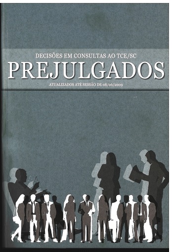 Banner vertical em tons de cinza. Na parte superior central, um retângulo cinza-claro com o título Prejulgados destacado. Acima, há o texto Decisões em Consultas ao TCE/SC. Ambos estão em fonte branca. Na parte inferior, ilustração de diversas pessoas em tons de cinza, preto e branco. 