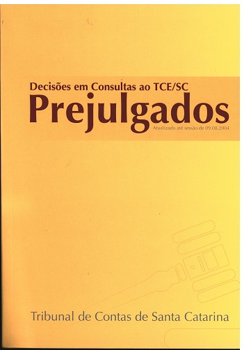 Banner vertical amarelo. Ao centro, o título Prejulgados em fonte bordô, destacado sobre um retângulo em degradê laranja. Acima, o texto Decisões em Consultas ao TCE/SC, também em fonte bordô. Na parte inferior, o texto Tribunal de Contas de Santa Catarina, em fonte preta. 