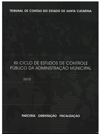 Banner vertical em tons de verde-escuro com marca d’água de pessoas desenhadas. Acima, o texto Tribunal de Contas do Estado de Santa Catarina. Ao centro e em destaque, o título XII Ciclo de Estudos de Controle Público da Administração Municipal. Abaixo, o ano, 2010. Na parte inferior, as palavras parceira, orientação, fiscalização. Todos os textos estão em fonte branca. 