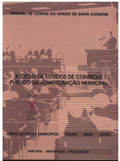 Banner vertical em tons de bege com marca d’água de imagem de pessoas desenhadas. Acima, o texto Tribunal de Contas do Estado de Santa Catarina. Ao centro, o título X Ciclo de Estudos de Controle Público da Administração Municipal. Abaixo, o ano, 2007, e a logomarca do TCE/SC. Na parte inferior, o texto Associações de Municípios, Fecam, MPSC e Uvesc. Abaixo, as palavras parceira, orientação, fiscalização. Todos os textos em fonte preta. 