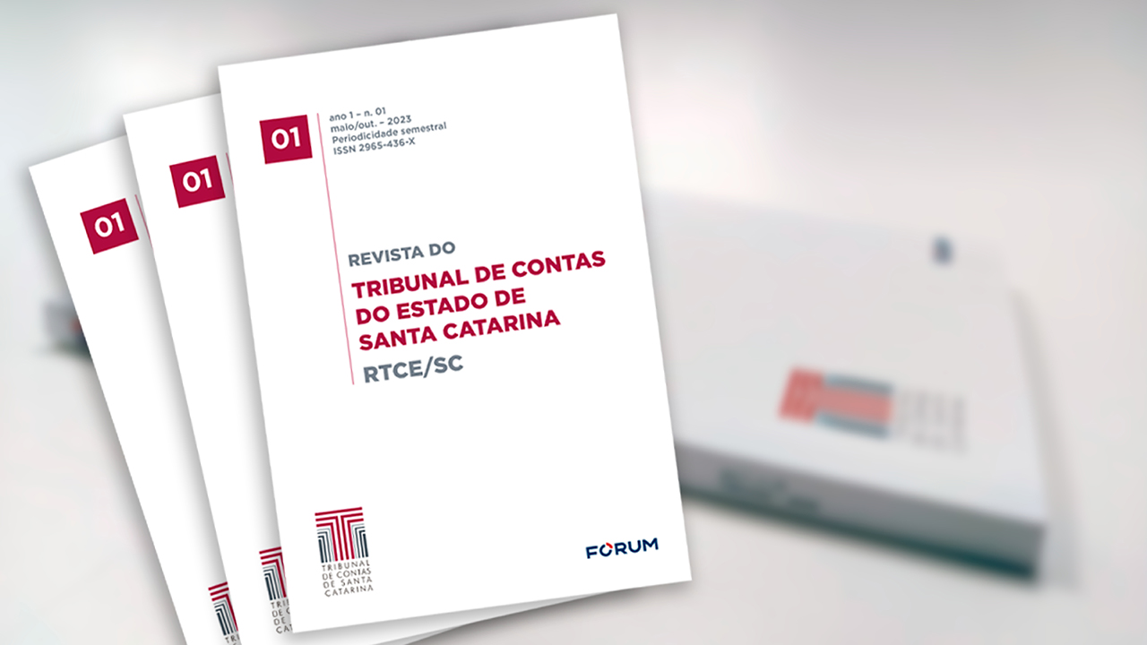 Banner com montagem de quatro revistas. A capa tem fundo branco e os textos "Revista do Tribunal de Contas do Estado de Santa Catarina - RTCE/SC, em destaque, ao centro, em fontes cinza e bordô. Na parte superior, o número da edição "01" e informações sobre a publicação, alinhados à esquerda. Na parte inferior, à esquerda, o logo do TCE/SC, nas cores cinza, bordô e preta, e, à direita, o logo da Fórum, em azul.