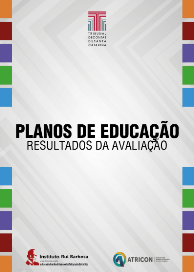 Banner vertical em tons de cinza, com linhas diagonais. Nas laterais, borda com quadrados coloridos. Ao centro, o texto Planos de Educação, Resultados da Avaliação, em fonte preta. Acima, centralizada, a logomarca do TCE/SC. Abaixo, as logomarcas do Instituto Rui Barbosa, composta do referido texto e da imagem de um homem na cor vermelha, e da Atricon, composta de um círculo nas cores amarela, verde e azul, e da letra A na cor azul ao meio. 