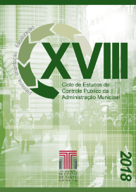 Banner vertical em tons de verde, quadriculado, com marca d'água de pessoas na rua. Ao centro, o título XVIII Ciclo de Estudos de Controle Público da Administração Municipal na cor verde-escuro. O número XVIII está maior. Um semicírculo de setas em tons de verde contorna o título e, seguindo o seu formato, ao redor dele, as palavras parceria, orientação, fiscalização. Na parte central inferior, a logomarca do TCE/SC e, ao lado, na vertical, 2018. 