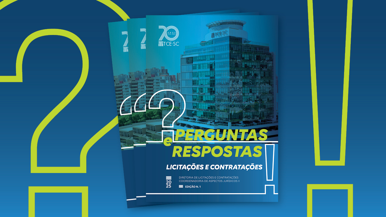 Banner horizontal com fundo em tons de azul e elementos gráficos de interrogação e exclamação em verde. Ao centro, três capas sobrepostas da publicação de perguntas e respostas da DLC. A capa contém a imagem da sede do TCE/SC, com filtro azul, o título em destaque, o ano da edição e o selo comemorativo aos 70 anos do TCE/SC. 