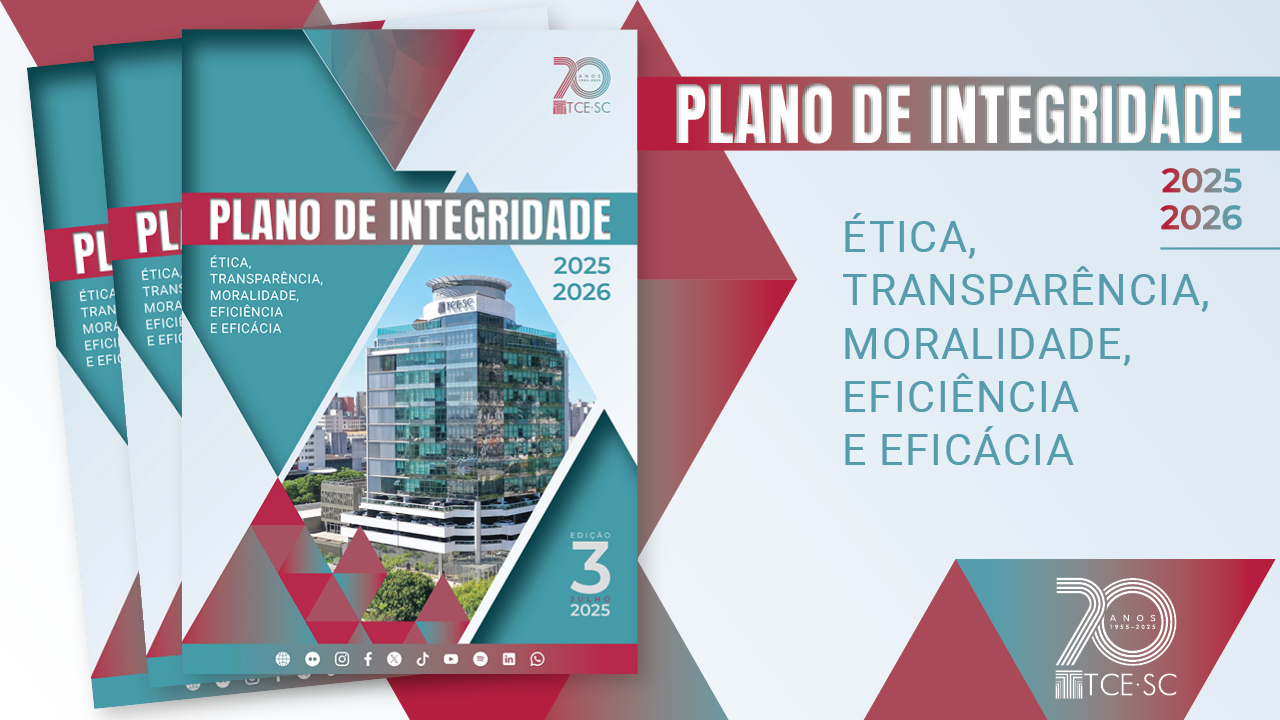 Banner horizontal com fundo em tons de azul-claro com formas geométricas vermelhas. À esquerda, três capas do Plano de Integridade sobrepostas. As capas são compostas pelo título, pelas cores verde-água, vermelha e branca e pela imagem da sede do TCE/SC. À direita, o texto “Plano de Integridade 2025-2026. Ética, transparência, moralidade, eficiência e eficácia”.  No canto inferior direito, selo comemorativo aos 70 anos do TCE/SC. 
