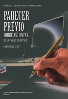 Banner vertical em tom grafite. Em destaque, a imagem de uma mão branca segurando uma caneta e, ao fundo, um computador. No canto superior esquerdo, os textos Tribunal de Contas do Estado de Santa Catarina, Parecer Prévio sobre as contas do Governo do Estado e Exercício 2007, em fonte branca. Na parte inferior, o nome do relator, conselheiro César Filomeno Fontes. 