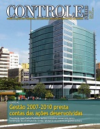 Banner vertical. Ao centro, imagem da sede do TCE/SC, um prédio com a fachada de vidro. Acima, o título Controle Público, em fonte branca. Abaixo, sobre um retângulo verde horizontal, o texto Gestão 2007-2010 presta contas das ações desenvolvidas, em fonte amarela. 