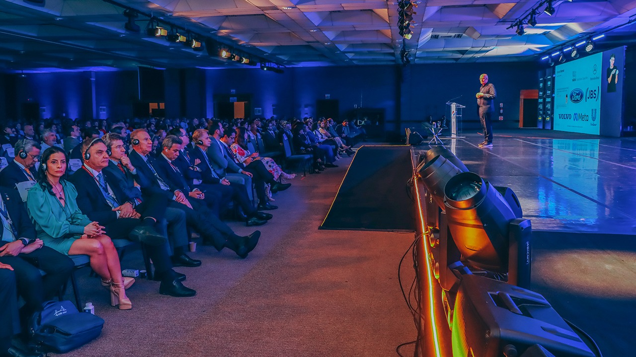 Banner horizontal com foto do consultor britânico John Elkington, proferindo a conferência magna.