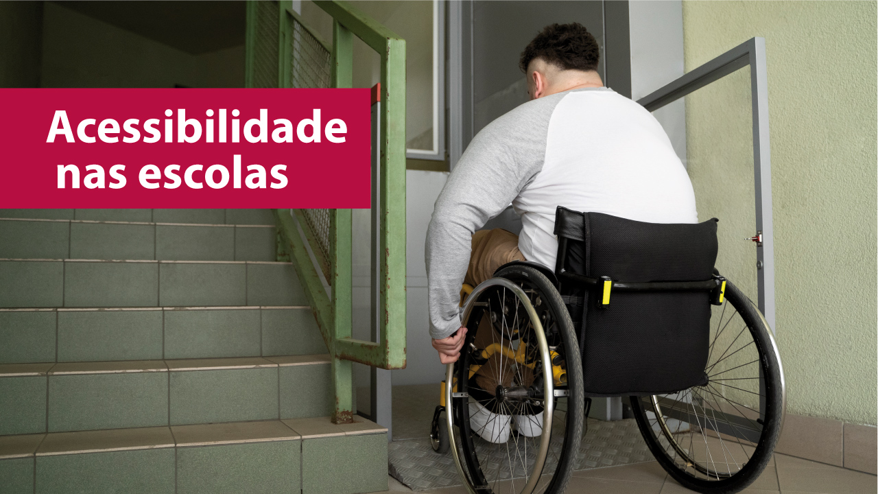 Banner com a imagem de um cadeirante, de costas, ao lado de uma escada. Sobre a imagem, o texto Acessibilidade nas escolas, em fonte branca e sobre um retângulo bordô. 