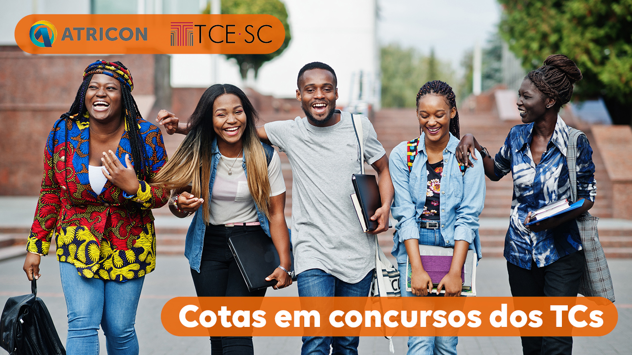 Banner horizontal com a imagem de cinco pessoas negras — quatro mulheres e um homem — caminhando e sorrindo. Sobre a imagem, no canto superior esquerdo, os logos da Atricon e do TCESC, e no canto inferior direito, o texto “Cotas em concursos dos TCs”, ambos em uma tarja laranja.