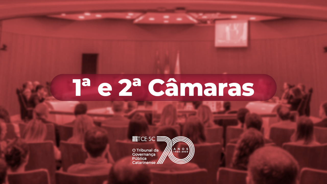 Banner horizontal em tons de vermelho com foto desfocada de uma sessão plenária. Ao centro, em fonte branca, o texto "Primeira e Segunda Câmaras". Abaixo, logo do TCE/SC.