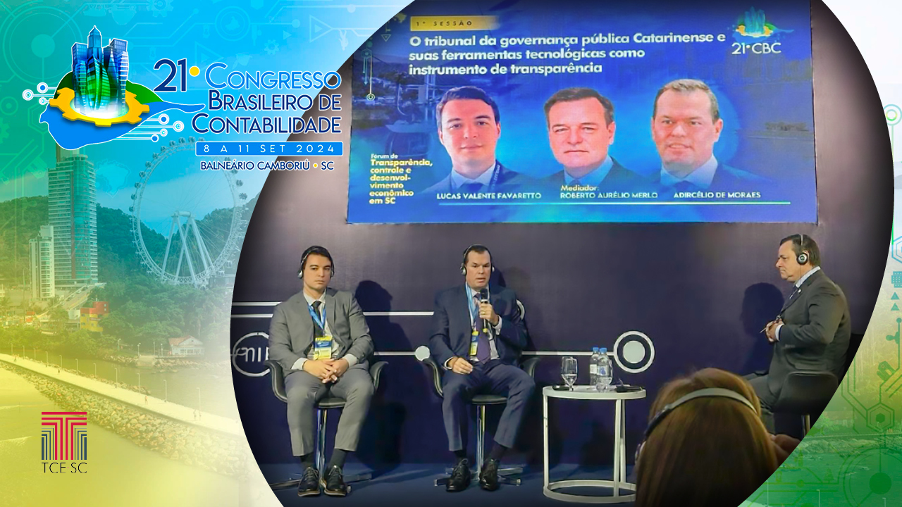 Banner horizontal. Ao fundo, com filtro em tons de azul, amarelo e verde, foto em marca d’água de Balneário Camboriú. Sobre a foto, ao centro, em um círculo, foto da participação do conselheiro Adircélio e do auditor Lucas no evento. Eles estão sentados, um ao lado do outro e ao lado do mediador. Usam fones de ouvido. Acima e atrás deles, um telão projeta a apresentação. No canto superior esquerdo, da imagem, logo do 21º Congresso Brasileiro de Contabilidade, e, no canto inferior esquerdo, logo do TCE/SC. 