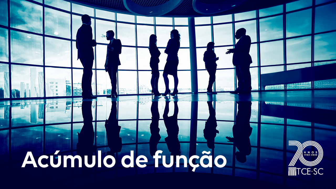 Banner horizontal com foto, em tons de azul-escuro, que mostra a silhueta de seis pessoas de frente a uma grande vidraça, enquanto conversam. Sobre a imagem, na borda inferior, o texto "Acúmulo de função", em fonte branca, e o logo comemorativo aos 70 anos do TCE/SC