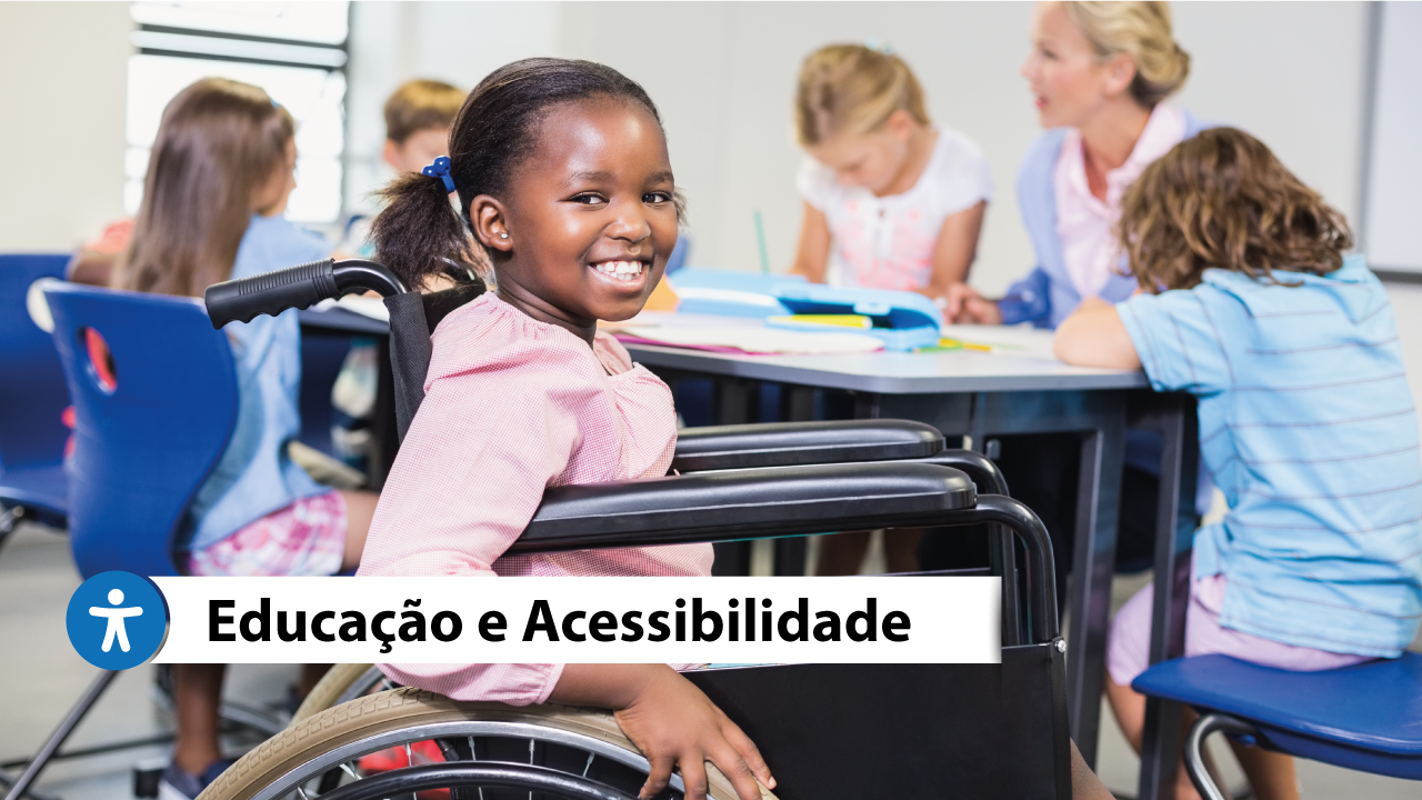 Banner com cinco crianças e uma professora em volta de uma mesa. A criança em destaque é negra, cadeirante e está sorrindo. Na parte inferior, há uma tarja branca com o texto educação e acessibilidade.