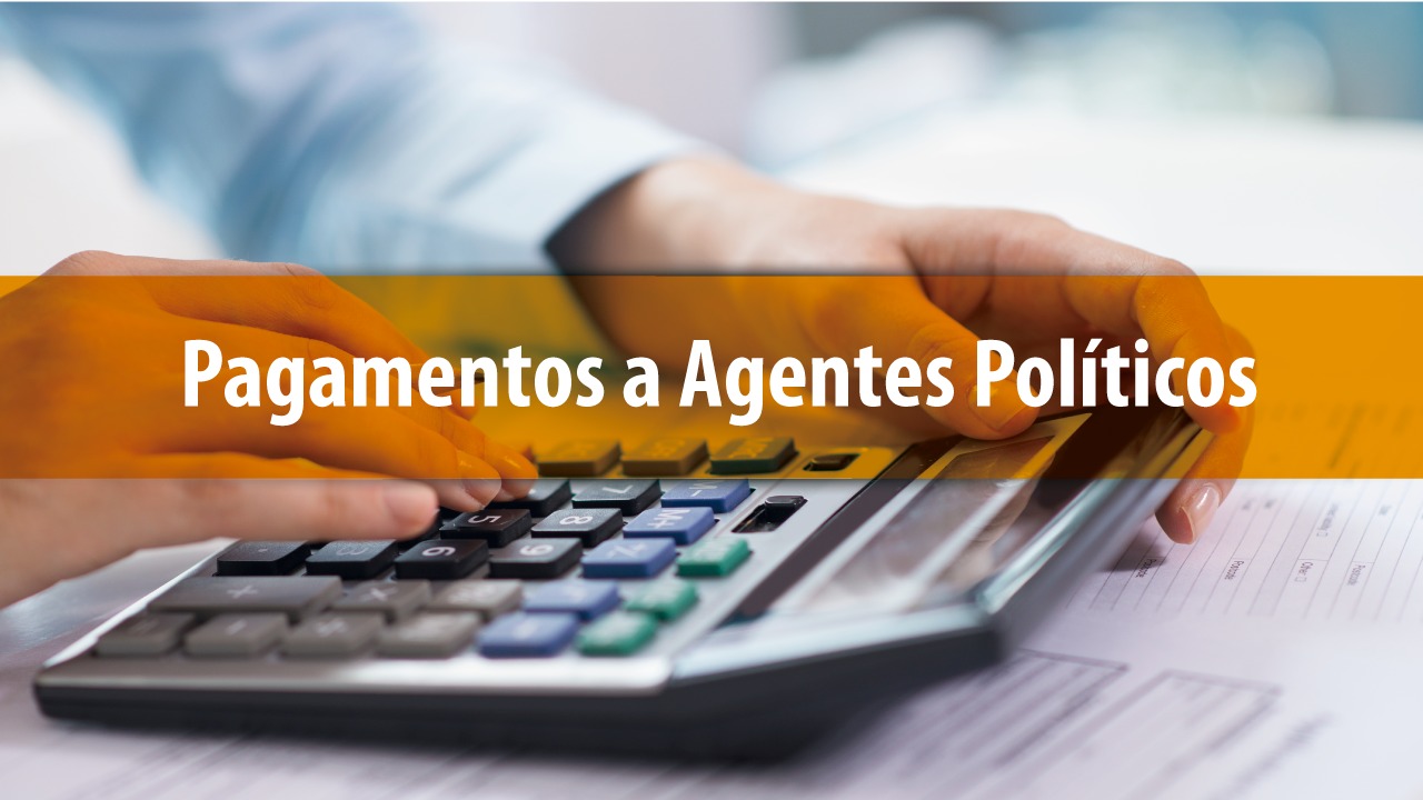 Foto de uma pessoa manuseando uma calculadora. Só é possível ver as mãos. Sobre as fotos, em tarja horizontal laranja, o texto “Pagamentos a agentes políticos”. 