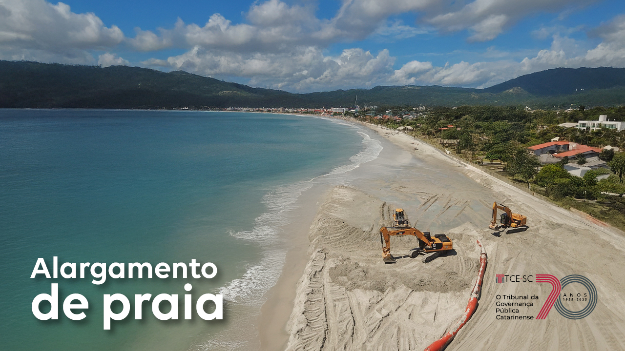 Imagem mostra uma praia com o mar à esquerda e uma faixa de areia onde há escavadeiras amarelas trabalhando para ampliá-la. Sobre o azul do mar, no canto inferior esquerdo, escrito em branco, há a expressão “alargamento de praia” e, no canto inferior esquerdo, a logomarca do TCE/SC 70 Anos