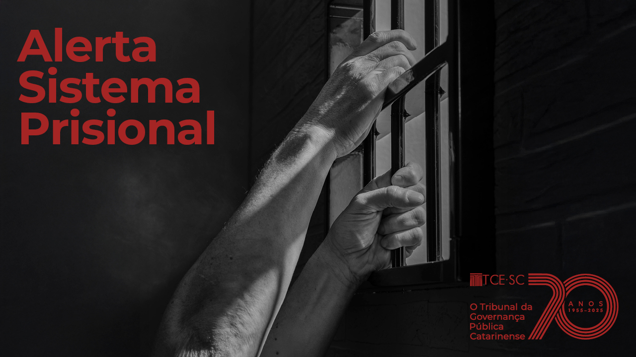Banner horizontal em preto e branco com a imagem de mãos segurando as grades de uma cela, simbolizando o sistema prisional. No lado esquerdo, há o texto em vermelho “Alerta Sistema Prisional”, e no canto inferior direito aparece o logo do TCE/SC. 