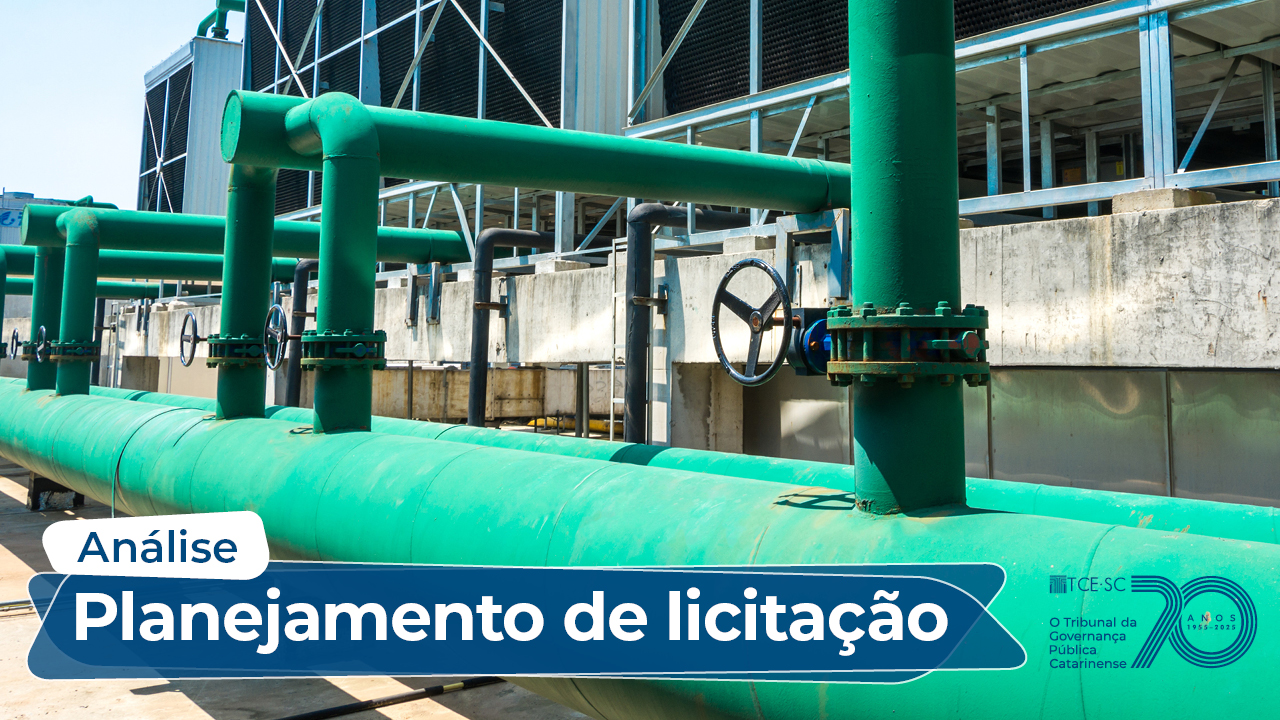Banner horizontal com foto de um conjunto de tubulações e válvulas nas cores azul e verde. Sobre a foto, na borda inferior, na cor azul, o texto “Análise. Planejamento de licitação”. Ao lado, selo comemorativo aos 70 anos do TCE/SC. 