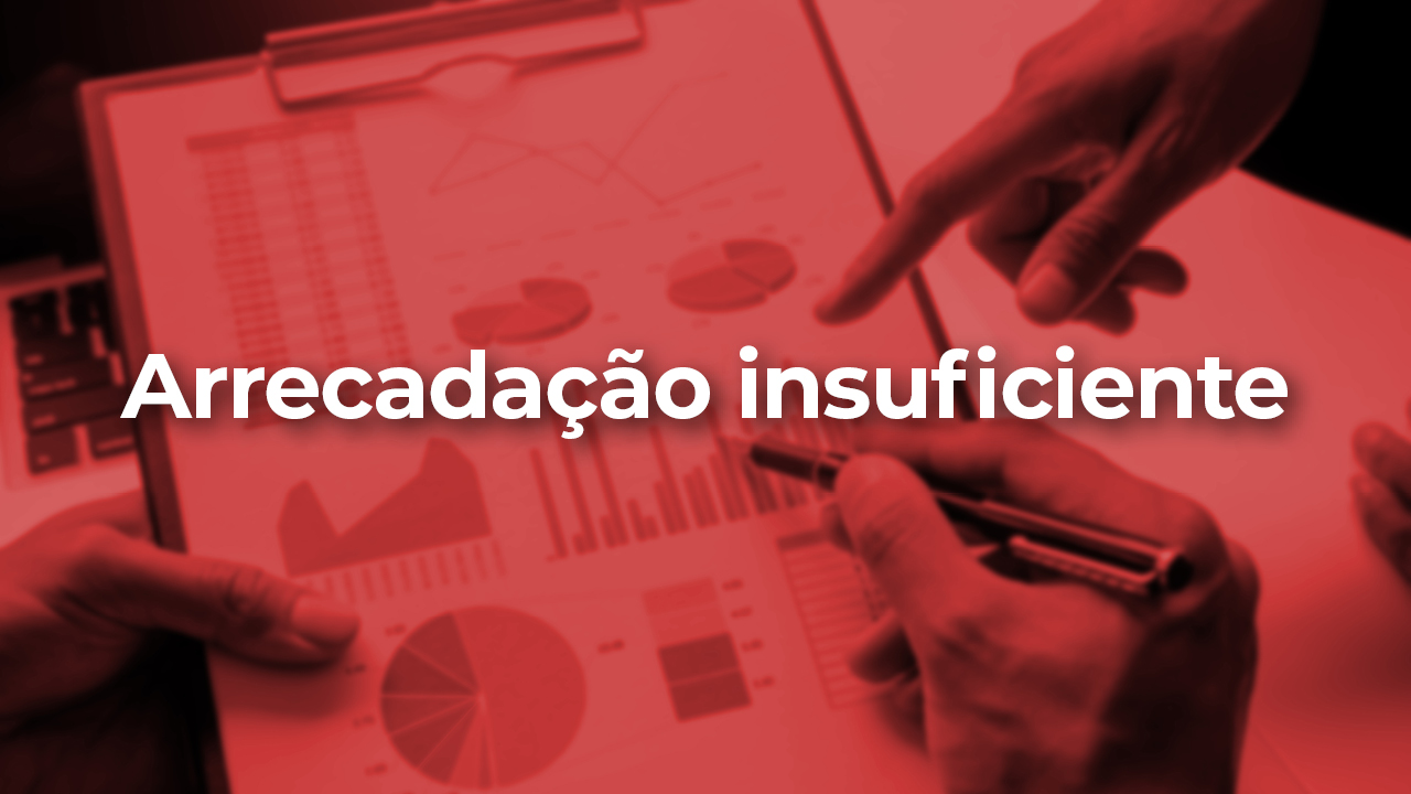Imagem em tom avermelhado mostra mãos apontando para gráficos. Ao centro, em letras brancas, estão as palavras Arrecadação Insuficiente
