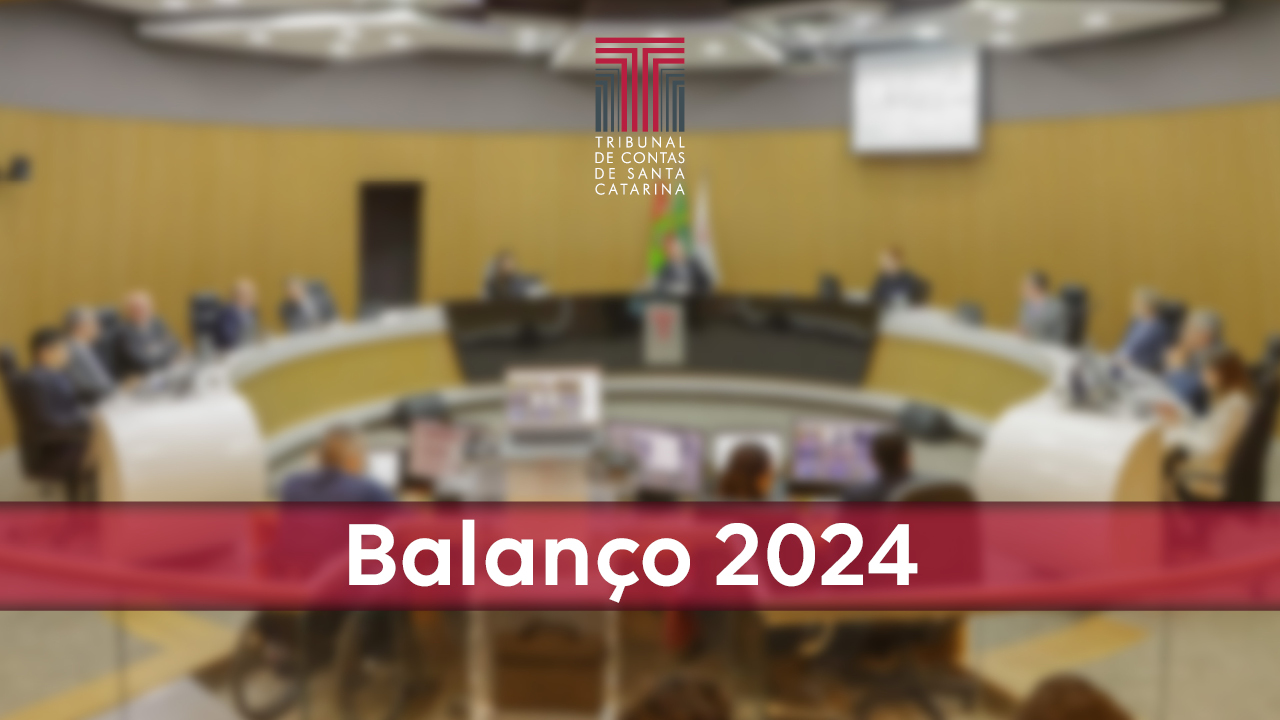 Banner horizontal com foto desfocada do Plenário do TCE/SC, composto pela bancada circular das autoridades. Sobre a imagem, ao centro, em tarja vermelha, o texto "Balanço 2024", em fonte branca. Na borda superior, logo do TCE/SC