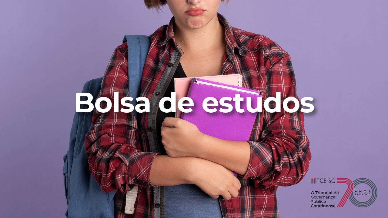 Imagem mostra uma estudante com livros nos braços. O rosto dela aparece parcialmente. Ela veste uma camisa xadrez e está com uma mochila pendurada no ombro direito. Ao centro está escrito “Bolsa de Estudos” e no canto inferior direito há o logotipo de 70 anos do Tribunal