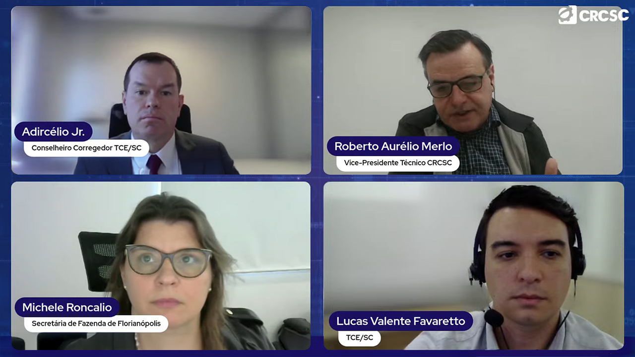 Imagem da tela de computador, da transmissão do evento on-line, dividida em quatro janelas. Na janela superior direita aparece o conselheiro Adircélio; na superior esquerda, o vice-presidente do CRCSC, Roberto Merlo; na inferior direita, a secretaria da fazenda da PMF, Michele Roncário; e na inferior direita, o auditor fiscal Lucas Favaretto. 