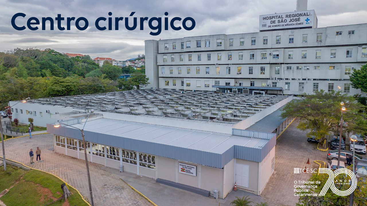 Imagem mostra a fachada do hospital, de cor predominantemente branca. No alto, às esquerda, está escrito Centro Cirúrgico