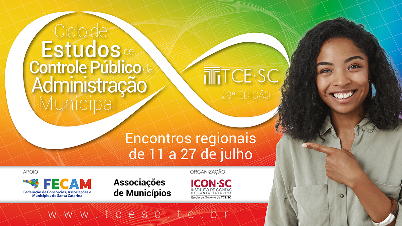 Banner com fundo colorido. À esquerda, há o logo do Ciclo de Estudos de Controle Público da Administração Municipal, composto pelo nome e pelo logo do TCE/SC, ambos dentro de um símbolo de infinito. À direita, há uma mulher, negra, de cabelos cacheados, que aponta com o indicador para o logo do evento. Abaixo, sobre uma tarja branca, há o logo dos organizadores e apoiadores do evento e o texto “Associações de Municípios”, além do site do TCE/SC: www.tcesc.tc.br