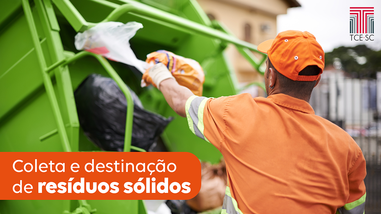 Imagem mostra um gari com uniforme alaranjado arremessando saco de lixo em um caminhão verde. Na parte inferior, à esquerda, há a inscrição “Coleta e destinação de resíduos sólidos” em branco, sobre tarja alaranjada. 