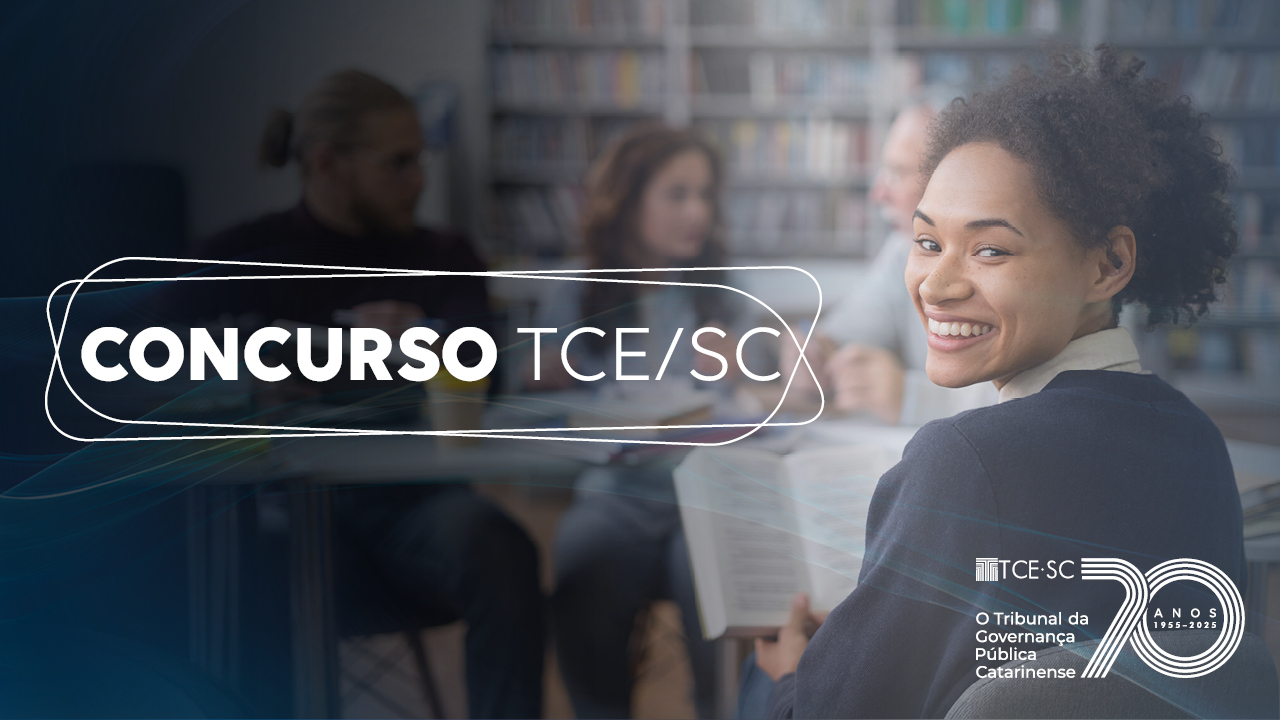 Banner horizontal com foto de uma mulher sorrindo, em ambiente de biblioteca, junto com outras pessoas, e com filtro azul-escuro. Sobre a imagem, à esquerda, em retângulo vazado, o título “Concurso TCE/SC” e, à direita, o logo comemorativo aos 70 anos do TCE/SC. 