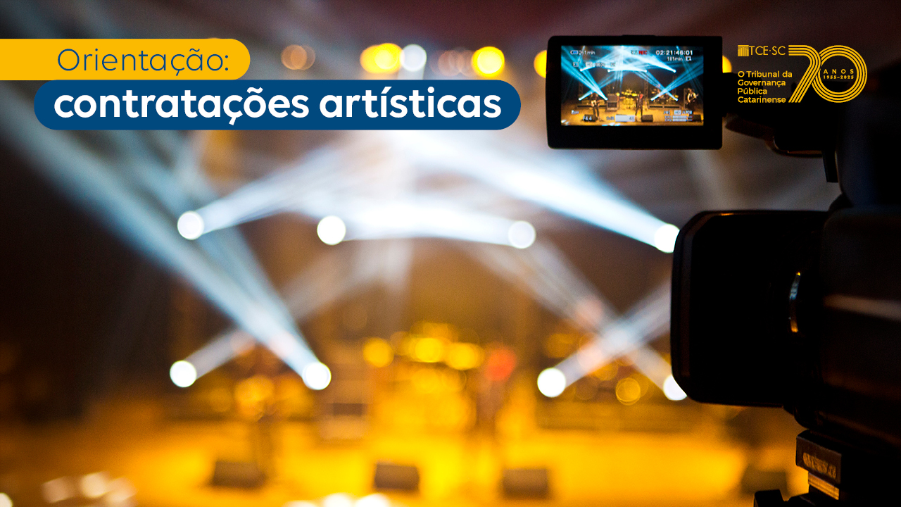  Banner horizontal com foto de um palco de evento com iluminação cênica, com diversos feixes de luz branca e azul direcionados para o público. A imagem está desfocada, criando um efeito de profundidade. No lado direito, aparece, em primeiro plano, uma câmera profissional filmando o palco. Sobre a foto, o texto “Orientação: contratações artísticas”. 