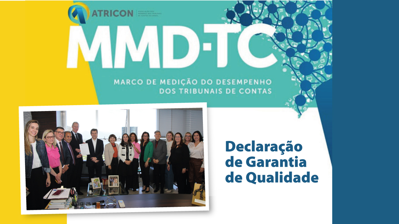 Banner composto pelas cores amarela (à esquerda), verde-água e branca (ao centro) e azul-escuro (à direita). Na parte superior, o logotipo do MMD-TC, composto pela sigla, pelo texto Marco de Medição do Desempenho dos Tribunais de Contas, ambos na cor branca, e pelo mapa do Brasil, na cor azul-claro, com círculos interligados e dispostos sobre o mapa na cor azul-escuro. Abaixo, à esquerda, foto com 15 pessoas, entre conselheiros e integrantes das comissões interna e externa do MMD-TC.