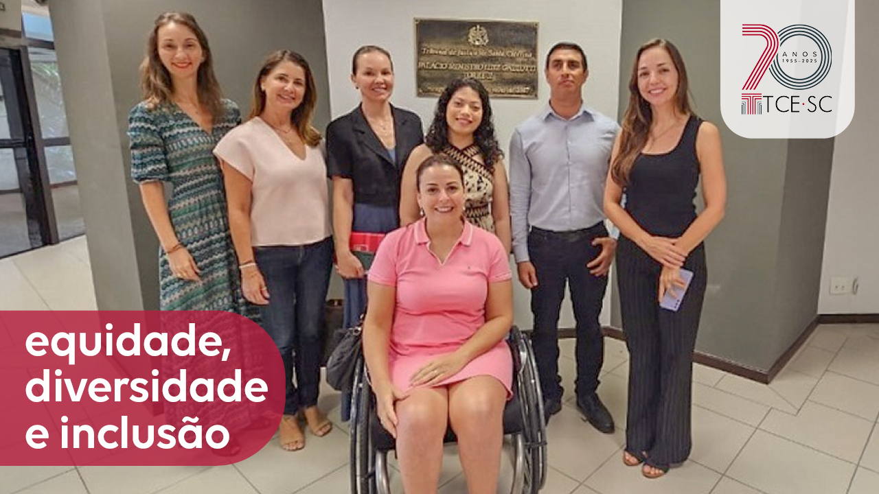 Banner horizontal com foto de sete pessoas, uma ao lado da outra. Entre os presentes, as integrantes do TCE/SC Rosana Bellan, Iamara Grossi, Cibele Lapolli, Débora Borim e Maria Nicolle e membros do TJSC. Débora usa uma cadeira de rodas. Todos sorriem para a foto. Sobre a imagem, na lateral esquerda inferior, o texto “equidade, diversidade e inclusão”, e, na lateral direita superior, o logo do TCE/SC. 