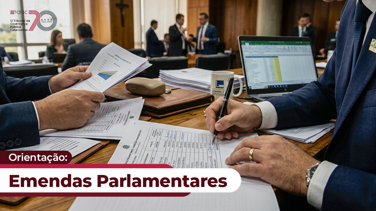 Banner horizontal com foto de uma reunião em ambiente institucional, onde pessoas vestidas com trajes sociais analisam e assinam documentos sobre uma mesa de madeira. Em primeiro plano, uma pessoa segura um relatório com gráfico, enquanto outra preenche um formulário com uma caneta. Na parte inferior, há uma faixa com o texto “Orientação: Emendas Parlamentares” em destaque. 