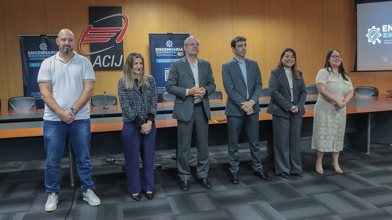 Banner horizontal com foto de integrantes do TCE/SC na abertura do evento em ambiente institucional. Há seis pessoas, lado a lado. Entre os presentes, o conselheiro substituto Gerson Sicca e os diretores Rogério Loch e Marina de Miranda. 