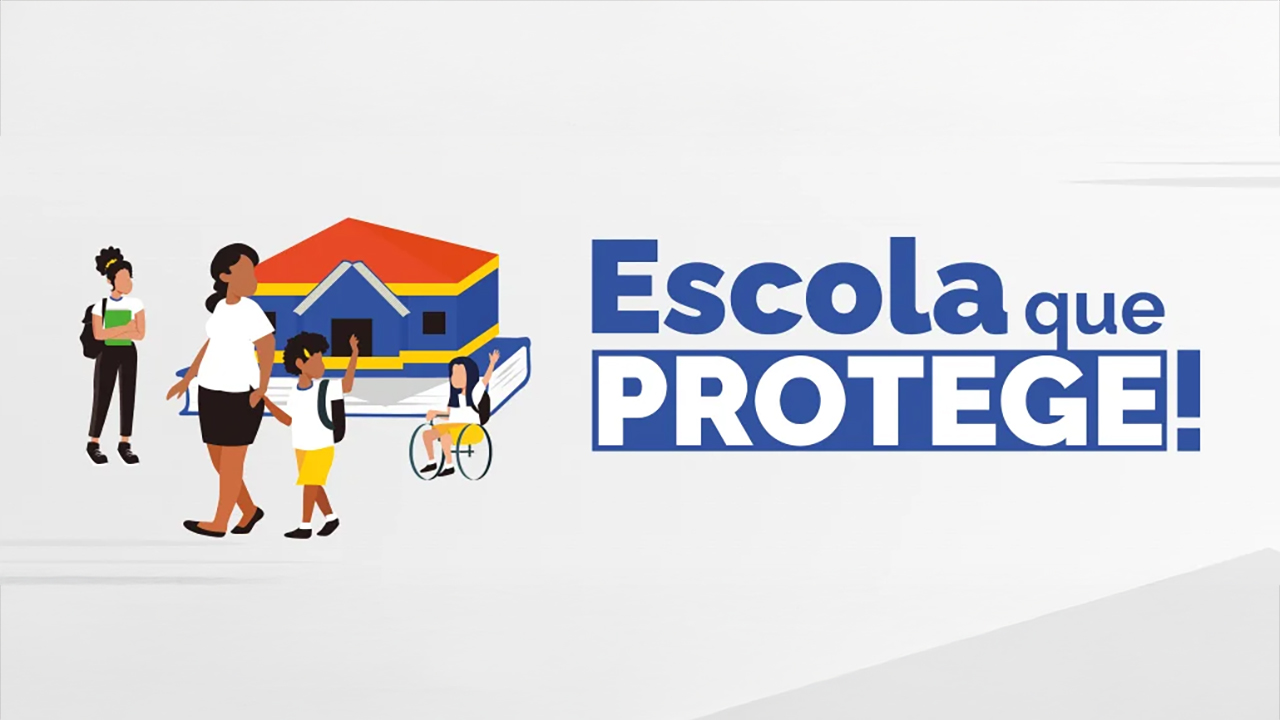 Banner horizontal com fundo em tons de cinza-claro. Ao centro, identidade visual do Programa Escola que Protege, composta pela ilustração de uma escola e de estudantes caminhando à frente e pela inscrição “Escola que Protege”, na cor azul-escuro, à direita. 