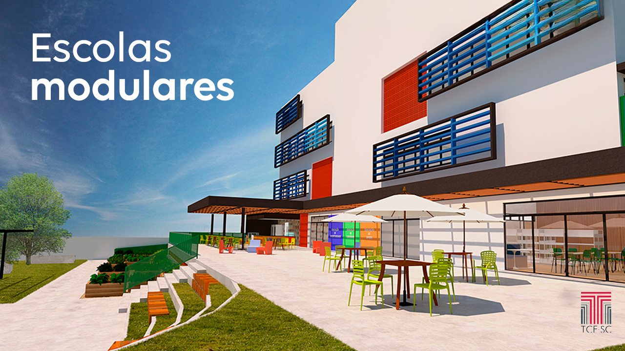 Imagem de um projeto de escola construída no modelo modular, com área externa com sombreiros e cadeiras. Sobre a imagem, na lateral esquerda, o título "Escolas modulares", em fonte branca. 
