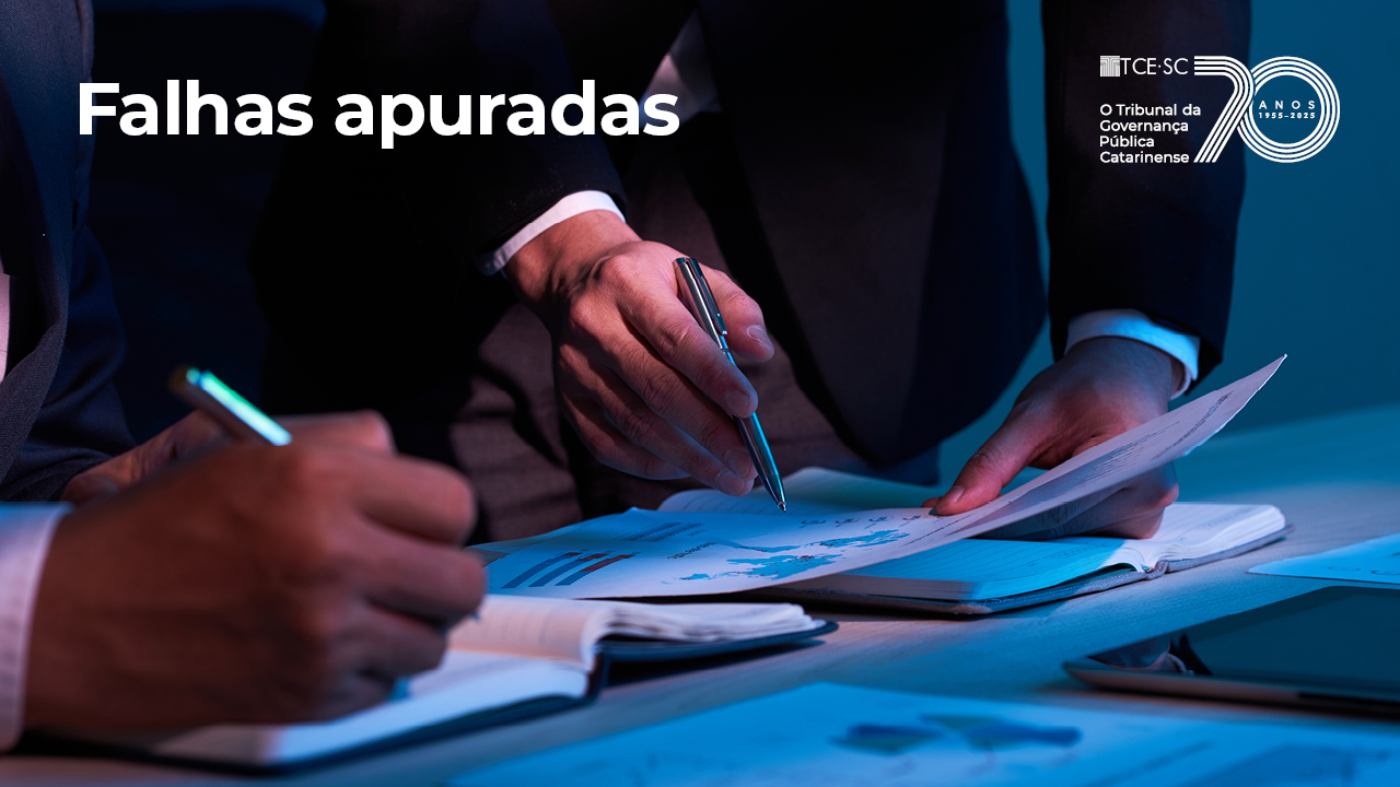 Pessoas em trajes formais analisam documentos e gráficos sobre uma mesa, apontando informações em relatório. No canto, texto “Falhas apuradas” e logomarca dos 70 anos do TCE-SC.