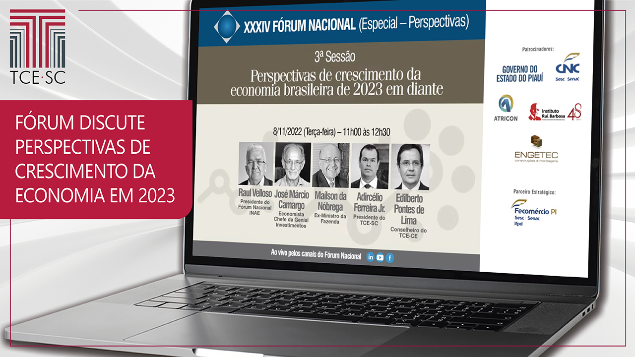 Sob um fundo branco aparece um notebook aberto. Na tela do notebook aparece o banner do Fórum com as fotos dos participantes: o conselheiro Adircélio,  Raul Velloso,  Maílson da Nóbrega, José Márcio Camargo e o conselheiro Edilberto Pontes de Lima e informações do evento. No canto superior esquerdo, fora do notebook, há a logo do TCE e abaixo há uma tarja vermelha com a frase: "Fórum discute perspectivas de crescimento da economia em 2023".