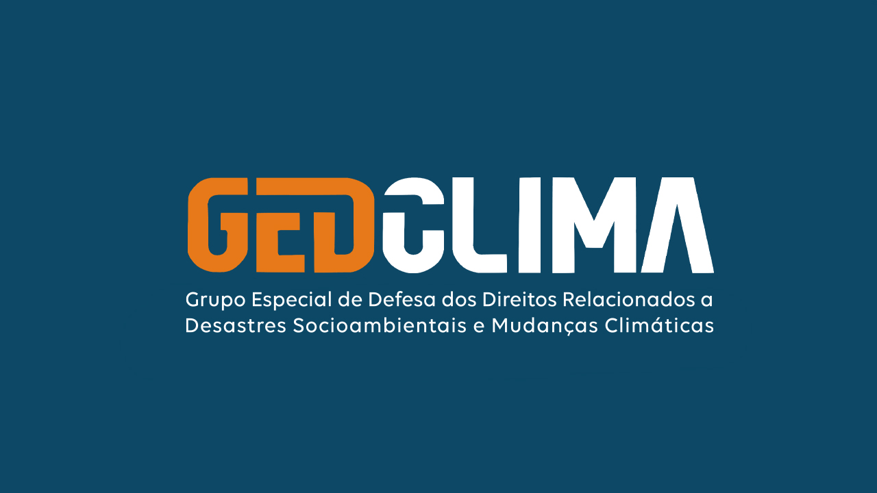 Banner horizontal com o texto, ao centro, “GEDCLIMA - Grupo Especial e Defesa dos Direitos Relacionados a Desastres Socioambientais e Mudanças Climáticas”, em fontes laranja e branca, sobre fundo azul. 