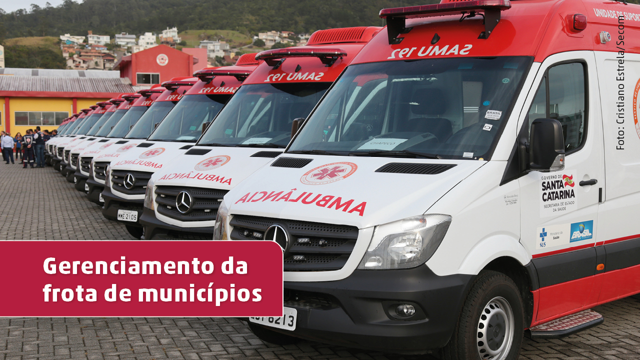 Banner com foto de diversas ambulâncias e o texto “Gerenciamento da frota de municípios”, em fonte branca e sobre um retângulo bordô.