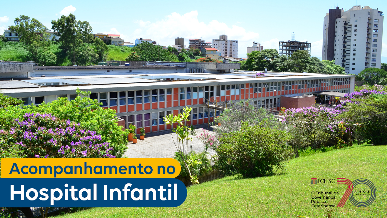 Banner horizontal com foto do prédio do Hospital Infantil Joana de Gusmão, mostrando uma construção ampla e baixa, com fachada em tons claros e detalhes coloridos nas janelas, cercada por área verde com árvores floridas e gramado em primeiro plano, e edifícios urbanos ao fundo sob céu azul. No canto inferior esquerdo, há o texto “Acompanhamento no Hospital Infantil”, e no canto direito, logo do TCE/SC. 